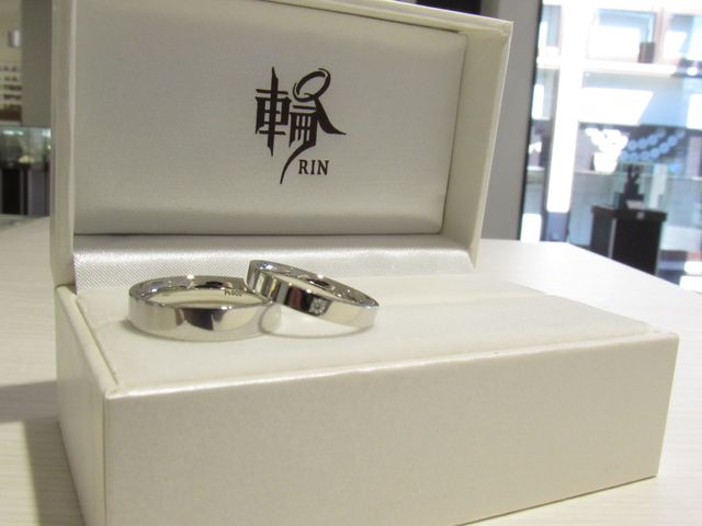 平打。小さなダイヤモンドを一粒入れると高級感がでます。