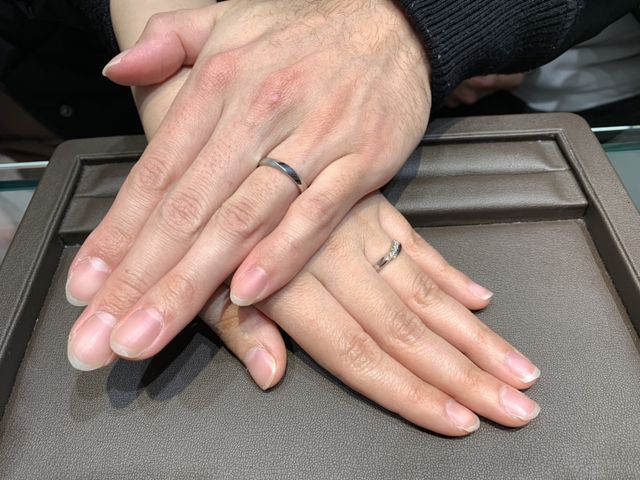 指輪を受け取りに行ったとき店員さんに撮っていただきました！