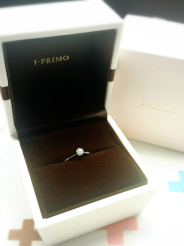 リングのボックスと、ラッピングボックスです。