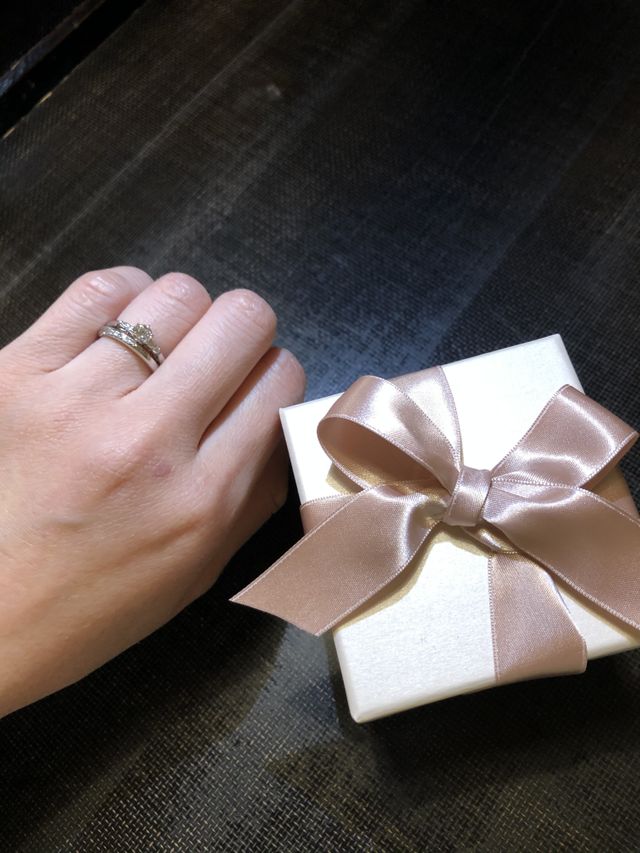 婚約指輪との重ね付け。婚約指輪は他店で購入しました。