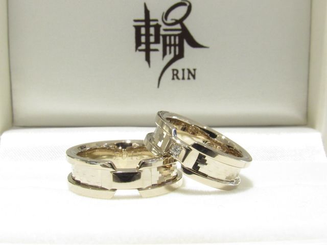 結婚指輪です。シンプルでとても綺麗だと思います！