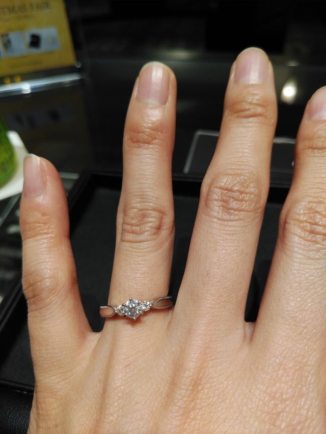 婚約指輪をつけたときです。