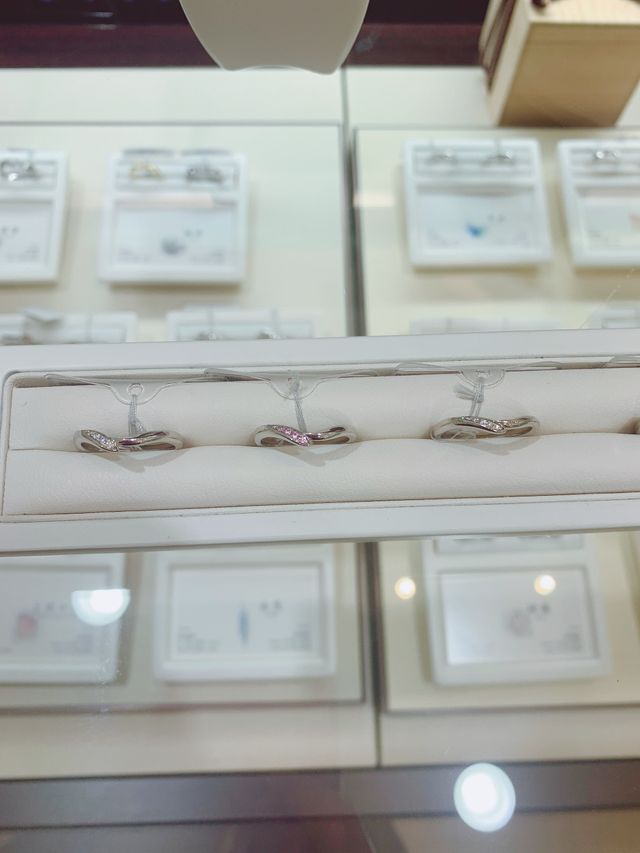 3種類の色がある指輪