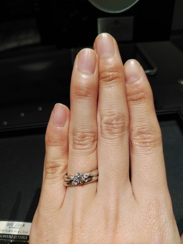 結婚指輪と婚約指輪の重ね具合が気に入って買いました。