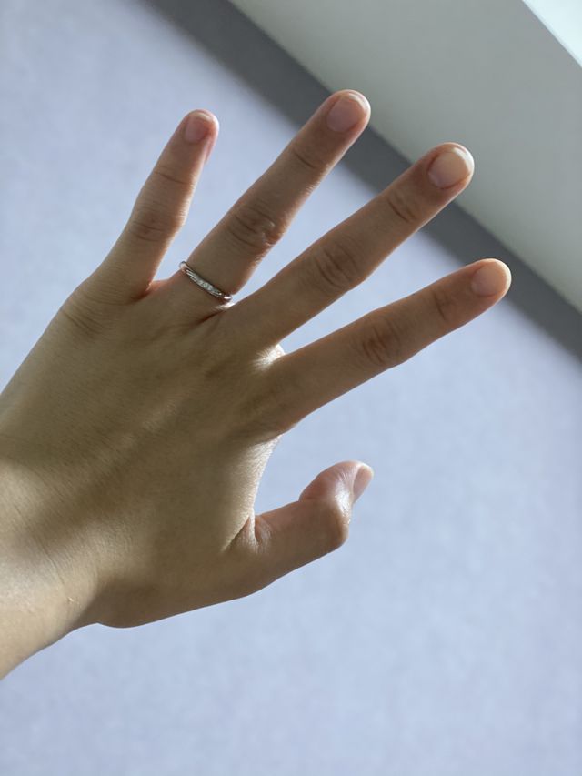 ダイヤが３つ並んでいて少しウェーブしているようなデザインです