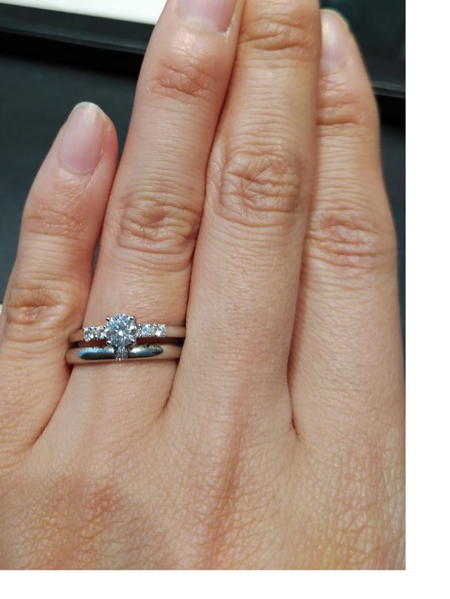 婚約指輪と結婚指輪を重ね付けした時です。