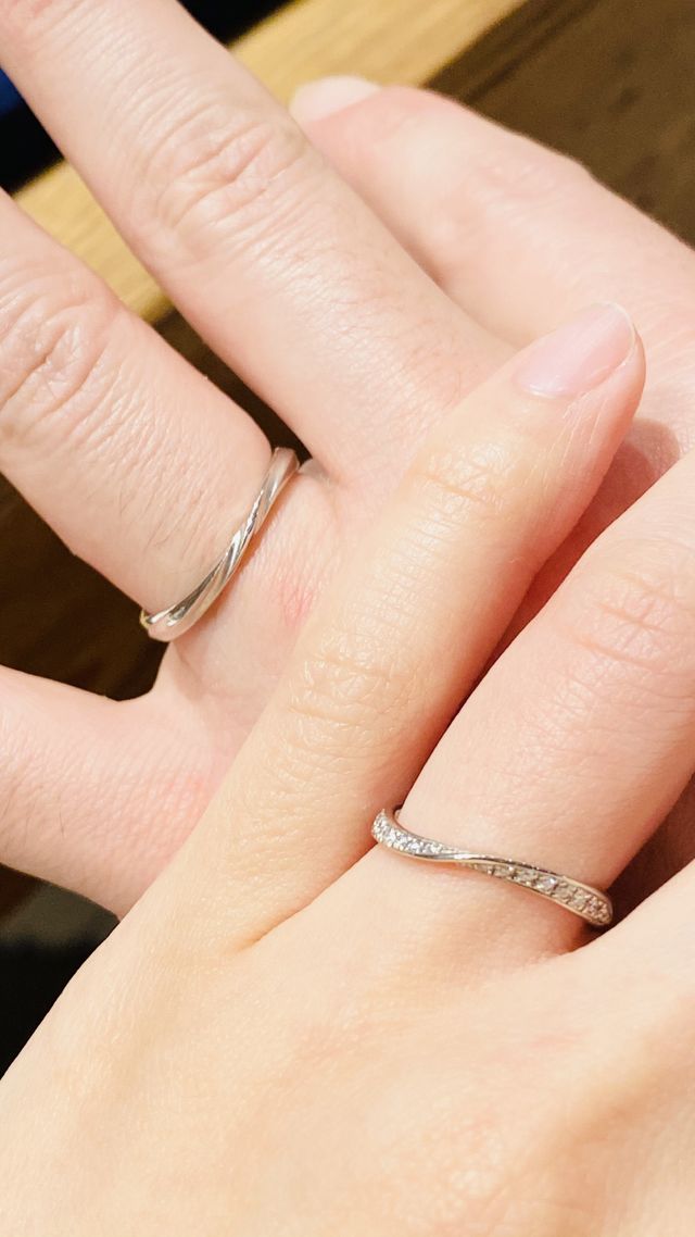 この指輪をはめると、指がスッキリ長く綺麗になった気がしました