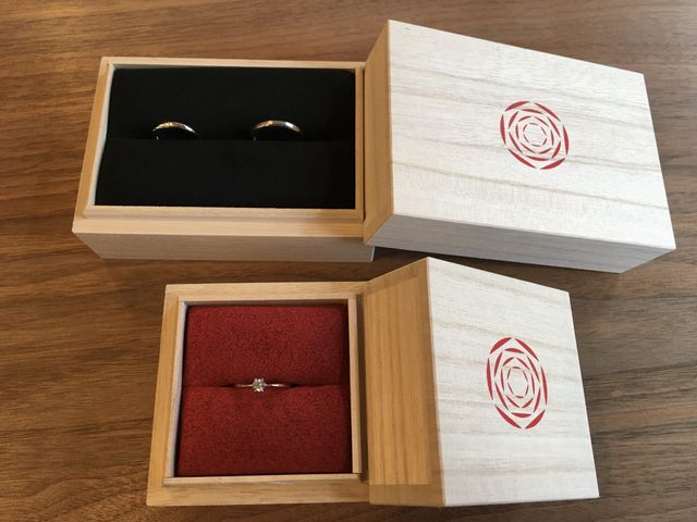 婚約指輪と結婚指輪です。