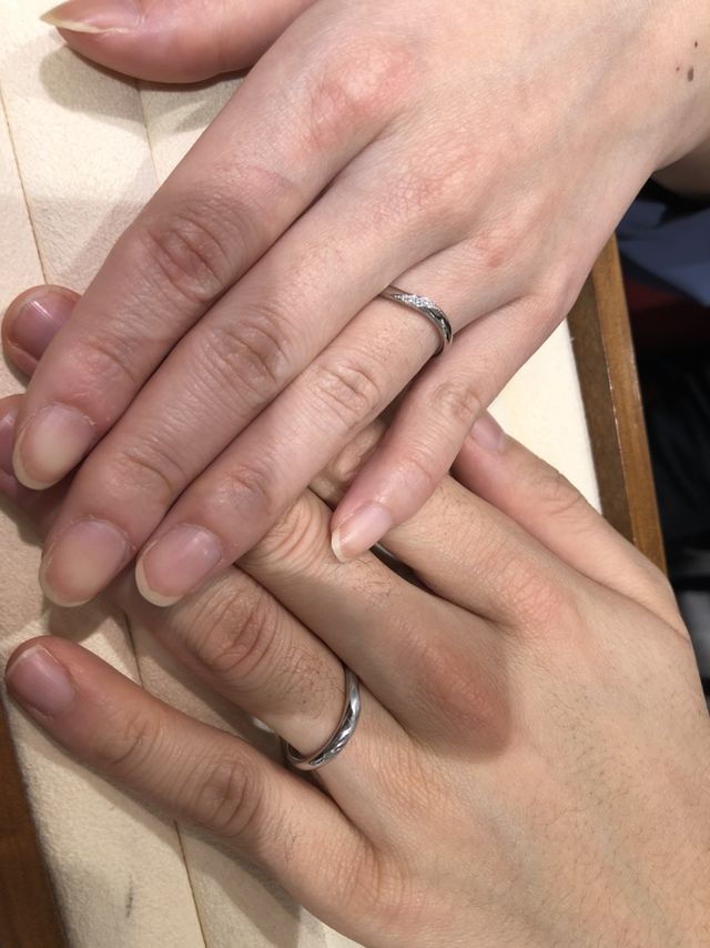 ウェーブタイプのマリッジリングです。