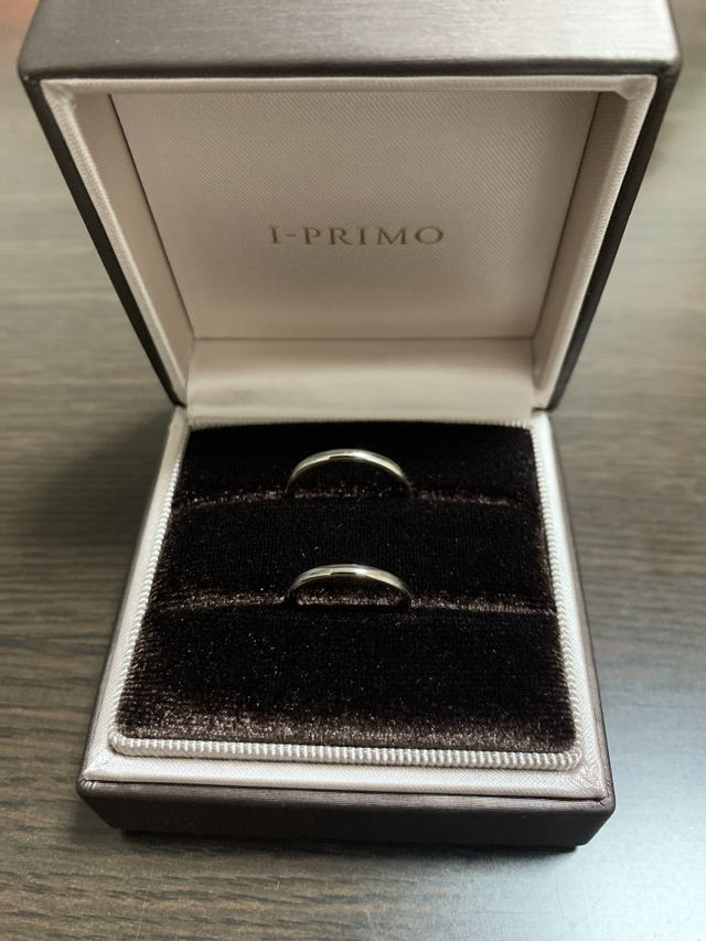 ペアで女性用にはダイヤ入り。