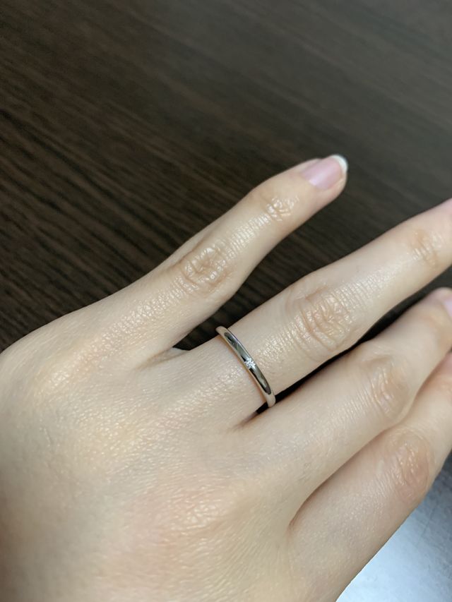 細身な形でどんな雰囲気でもマッチするデザイン。