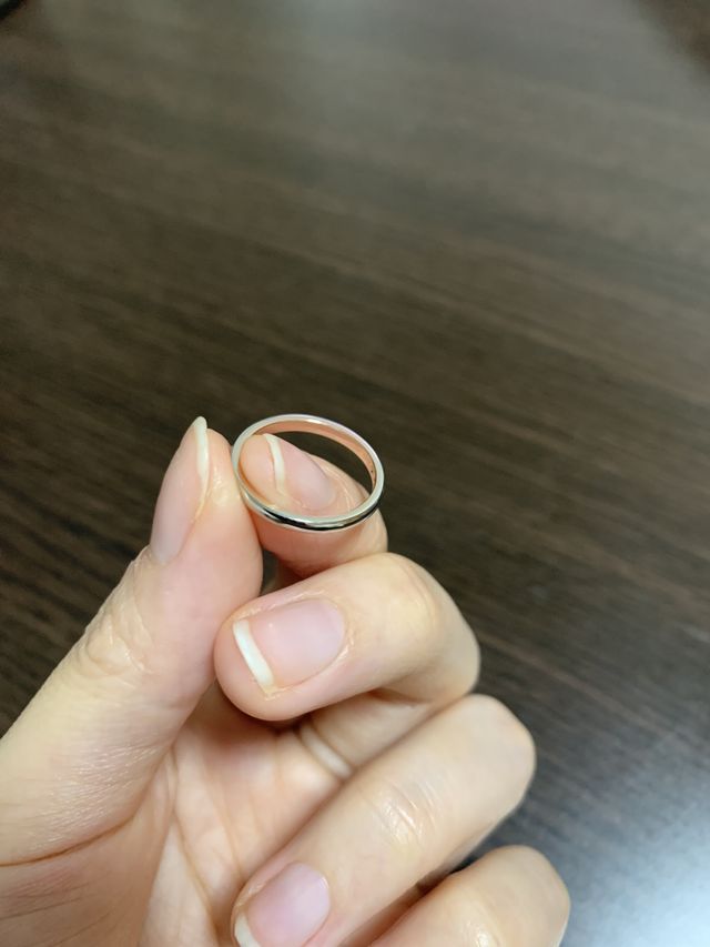 表はシルバー、裏はピンクらしい色味の2色のデザイン。