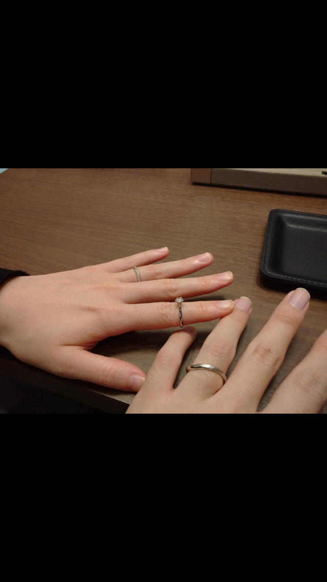 結婚指輪2点とダイヤがあるものが婚約指輪です。