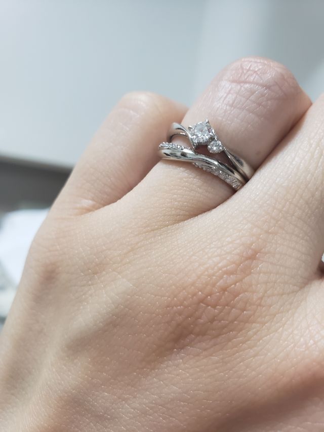 セットリングではないが、婚約指輪も４℃のものです。