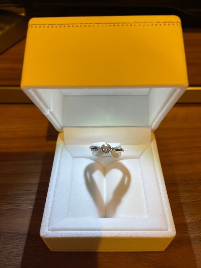 ハート型の台座とともに