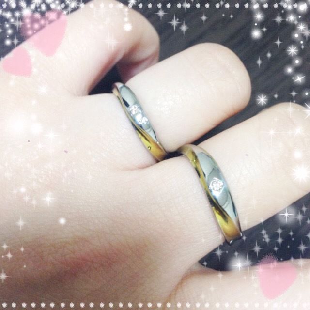 1人で二本はめてみました。勿論薬指のが私のです。