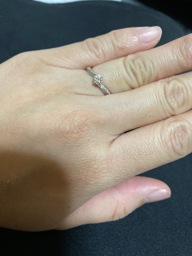 小さなダイヤモンドがサイドに入っていてどの角度から見ても綺麗