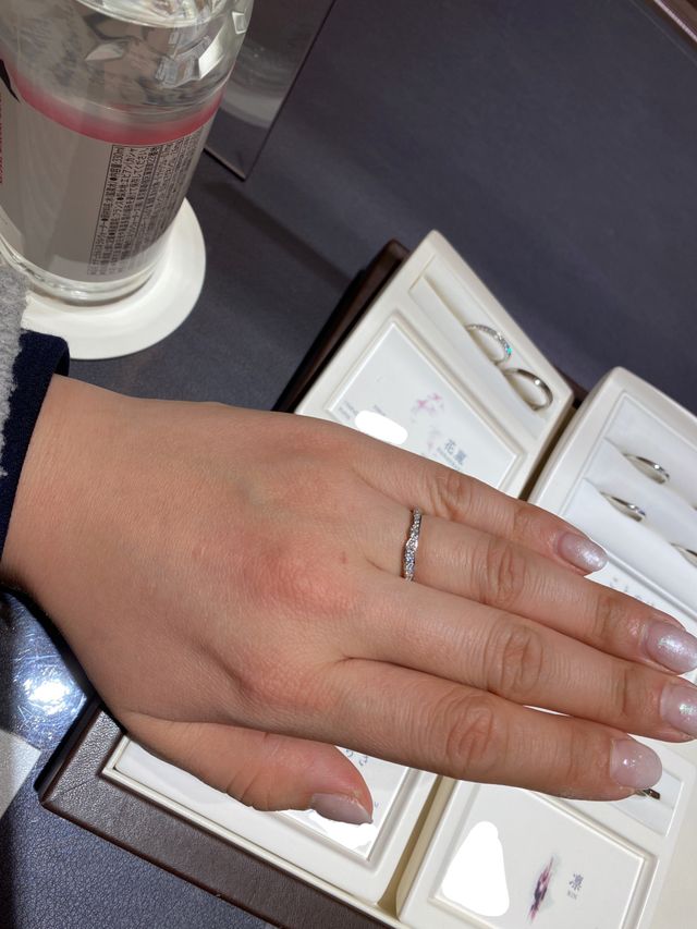 花麗のデザイン性のある形の方の指輪です。