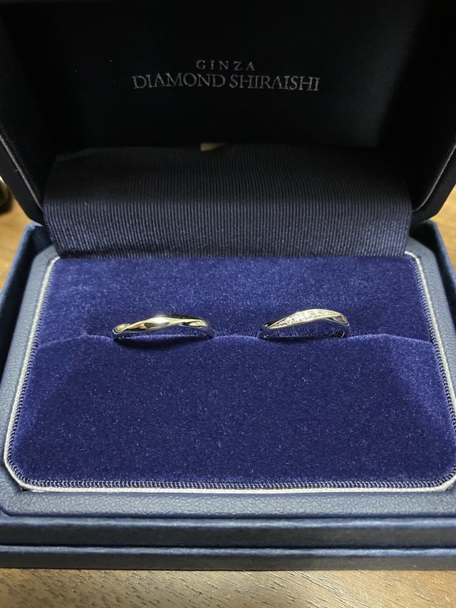 細めでウェーブのデザイン
