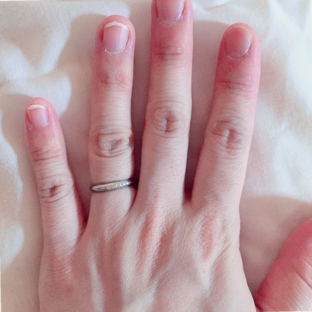 結婚指輪をはめた写真