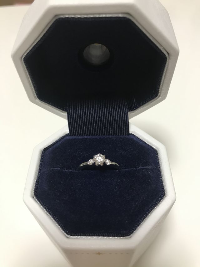 両サイドにダイヤがついていて、緩やかなV字のデザインです。