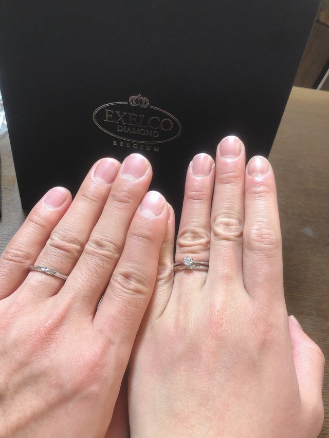 婚約指輪と合わせてみました。一緒につけていても違和感ないです