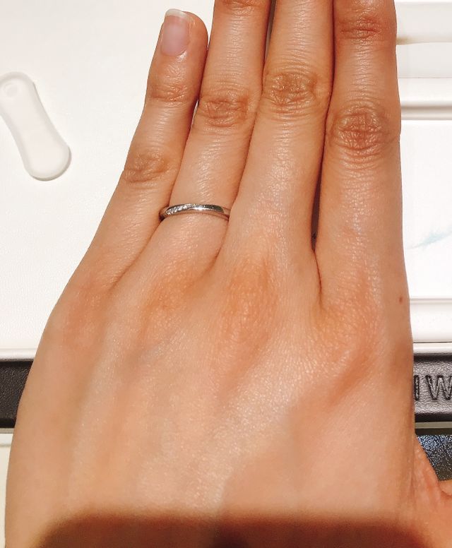 指にはめた指輪