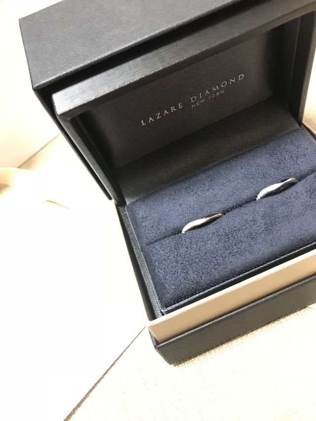 Vラインで指が細長く見えます。二つともダイヤ入りにしました。