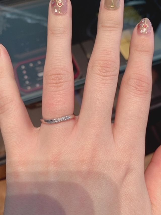 指がきれいに見えるウェーブタイプの指輪