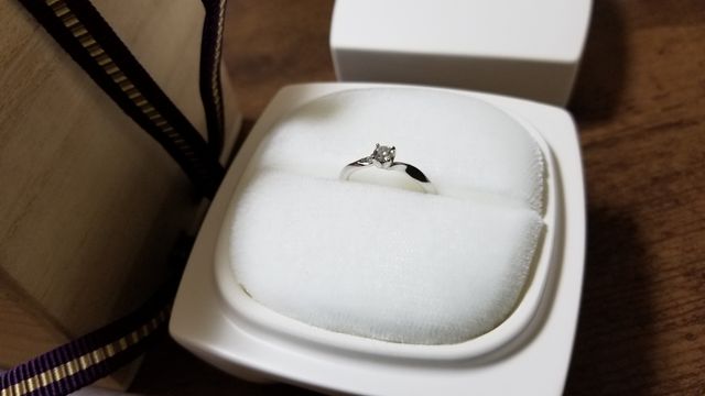 陶器のケースに入った婚約指輪です。