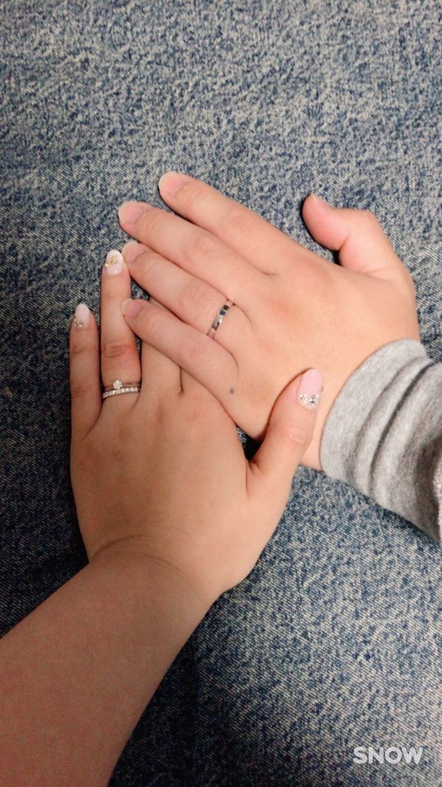 婚約指輪と一緒に着けた状態です。