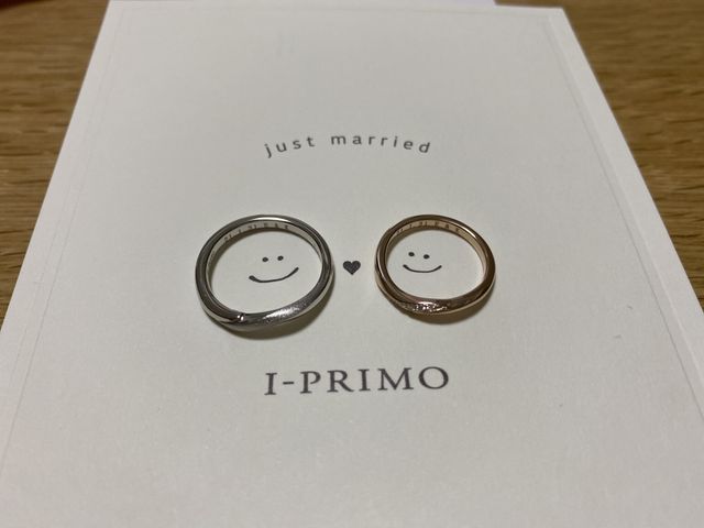 指輪受け取り時にいただいた台紙で指輪の写真を撮りました。