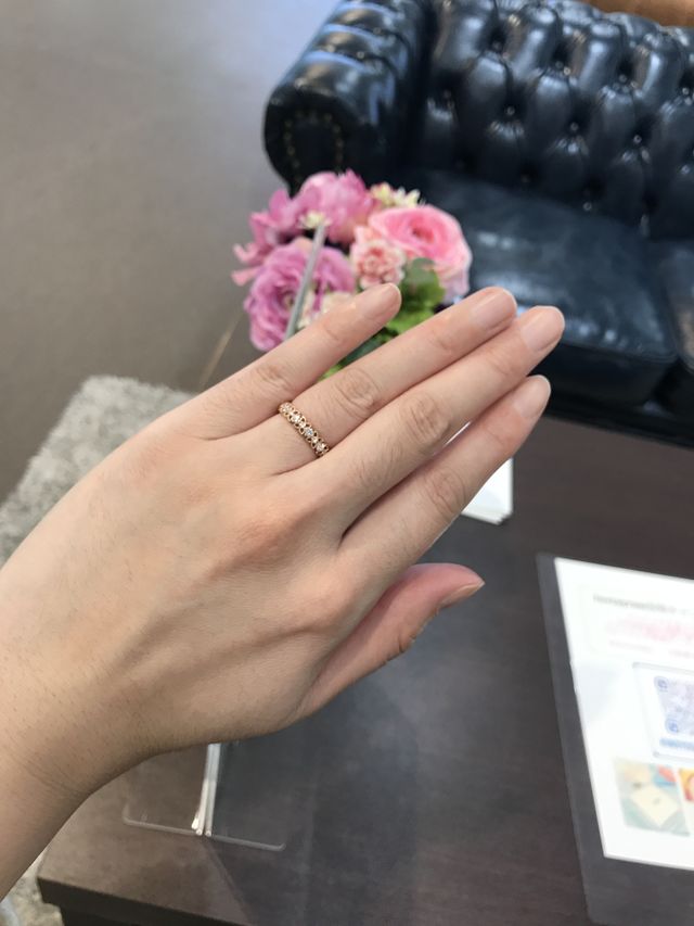 お花のデザインがとても繊細につくられていてとても綺麗です。