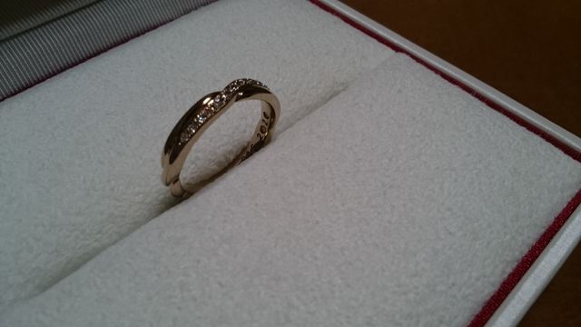 裏に2020の刻印入り ０の部分にはダイヤモンド