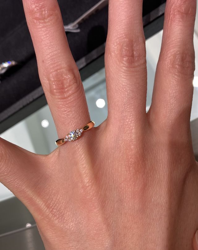 ピンクゴールドの可愛らしいデザインです。