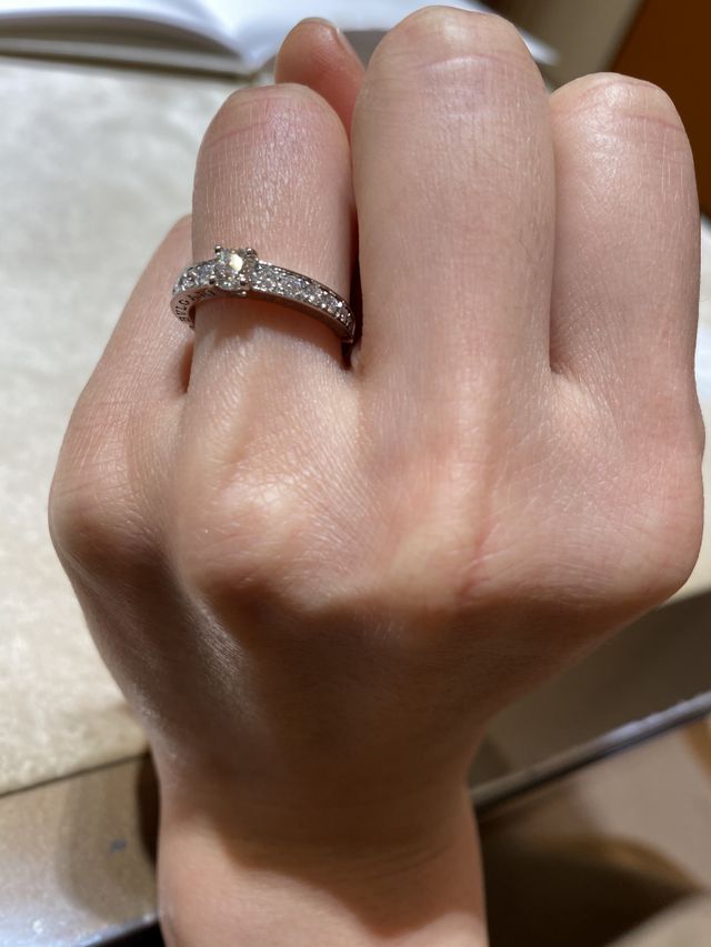 ブルガリのロゴも入っていてとても豪華なデザインです。