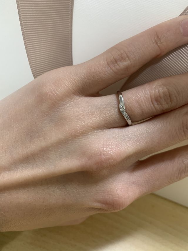 緩いカーブのある指輪で指を綺麗に見せてくれます。