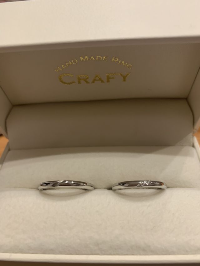 新郎はラインを、新婦はダイヤをとめています。