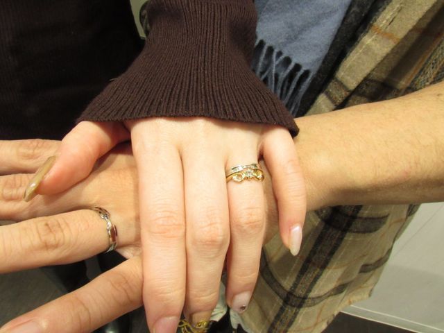 2人で完成品を付けている様子