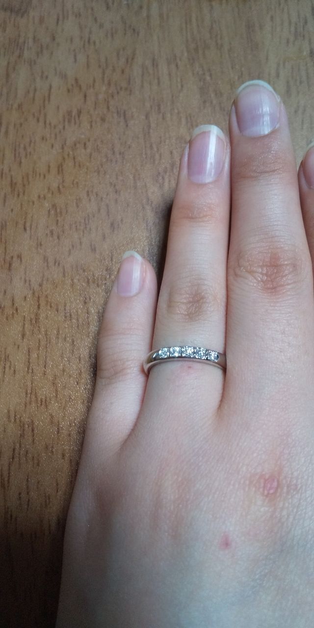 手を動かすと指輪がキラキラと輝いてとても美しいです。