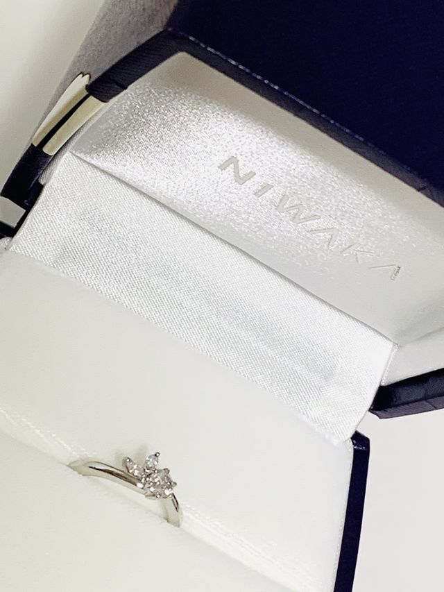 一目惚れです。繊細な石が寄り添うようなデザインがお気に入り。