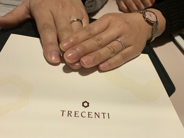 ストレートタイプの指輪とウェイブタイプの指輪