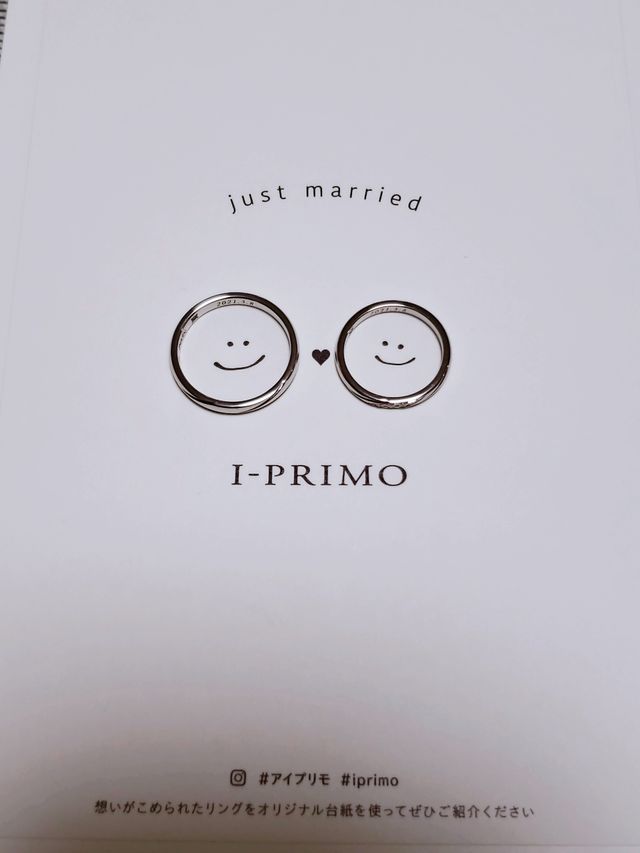 記念日の刻印とサムシングブルーの青色ダイヤモンドを入れました