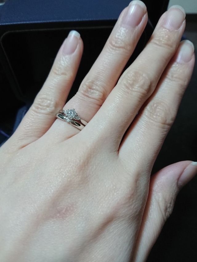 婚約指輪と結婚指輪を重ねています。