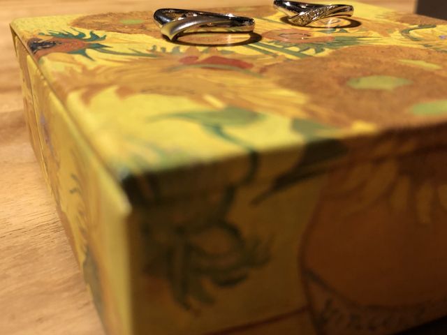 V字のエッジが効いていて他にないデザインが素敵でした！