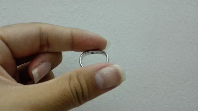 内側に一つ宝石を埋め込むことができます