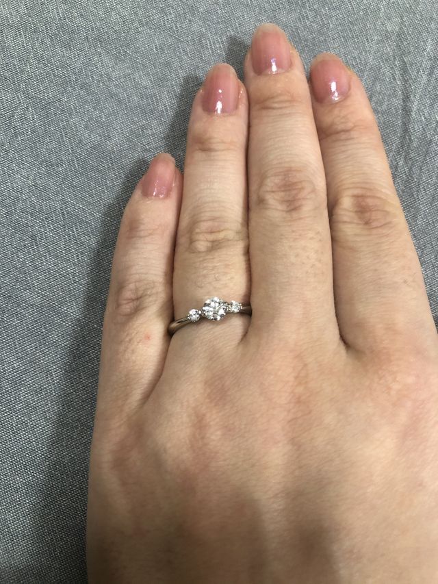 3粒のダイヤがゴージャスに光ってとってもお気に入りです！