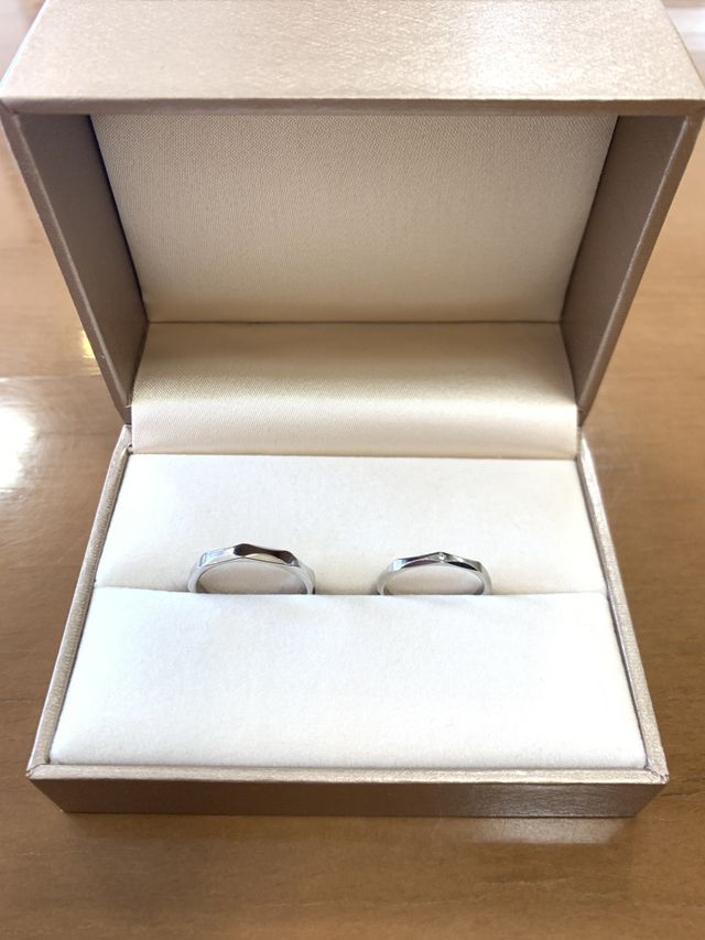 シンプルでありながら変わったデザインの指輪です。