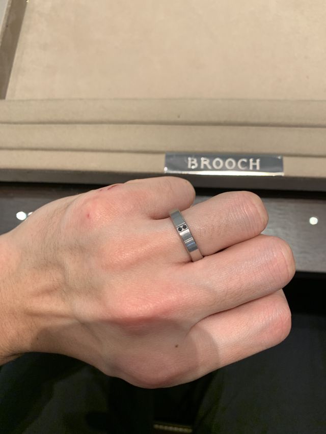 黒いダイヤがカッコいい❗️つけ心地も滑らかでとても良いです！