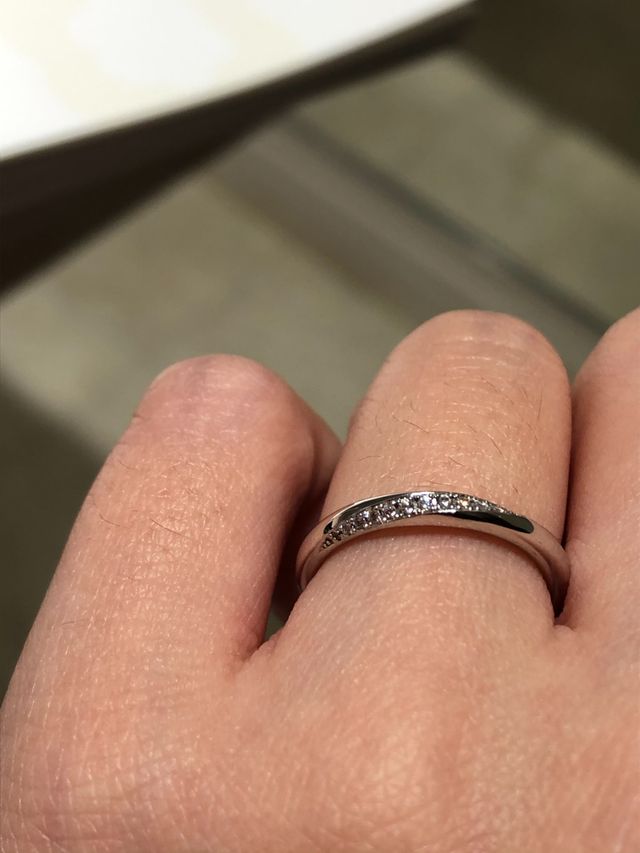 リングは真っ直ぐで、ダイヤが斜めについているデザイン